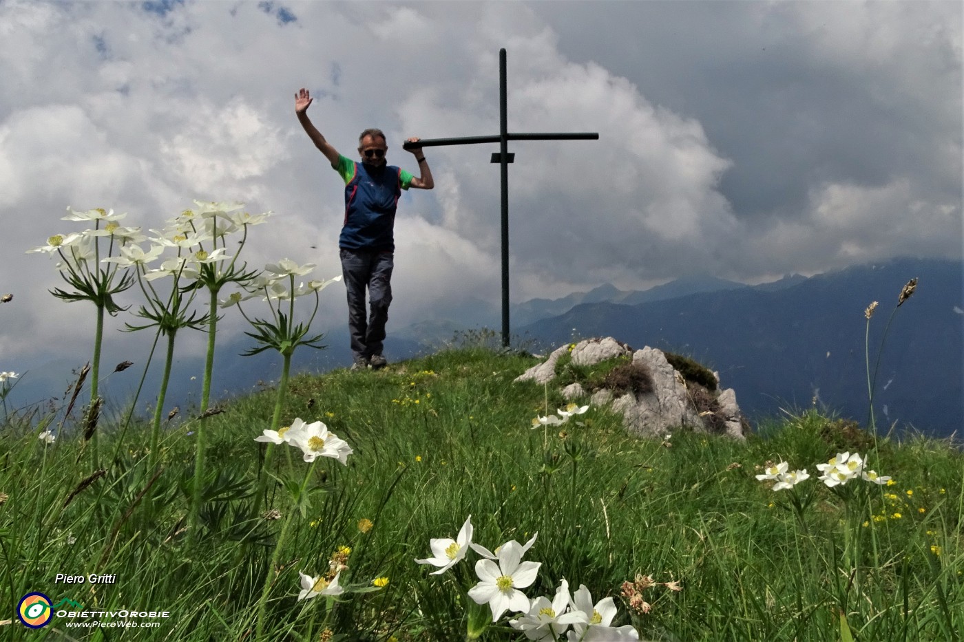 67 Fioriture di anemone narcissino alla croce di vetta della Corna Grande (2089 m).JPG